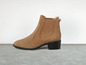 Braune Chelsea Boots aus Wildleder mit Absatz.
