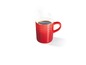 Eine rote Tasse mit Kaffee