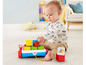 Ein Baby spielt mit Fisher-Price Bausteinen und einer Bausteinkette.