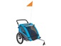 Ein blauer Fahrradanhänger mit einer orangefarbenen Flagge