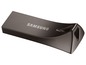 Ein dunkelgrauer Samsung USB-Stick.