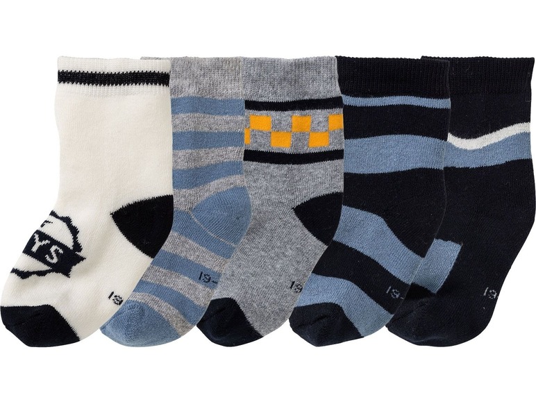 Fünf Paar Socken mit Streifen- und einfarbigen Designs in Blau und Grau.