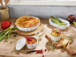 Quiche, Soufflé und Spargel in einer weißen Auflaufform