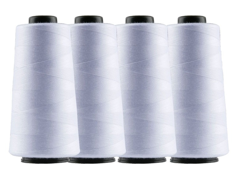 Vier Spulen weißen Nähgarn.