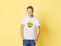 Mann mit einem weißen T-Shirt mit einem lächelnden Lidl-Logo.