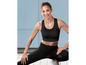 Frau in Sport-BH und Leggings beim Training.