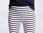 Schwarz-weiß gestreifte Leggings.