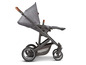 Grauer Kinderwagen mit braunem Griff