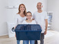 Eine Familie in einem Waschraum mit einer blauen Aufbewahrungsbox.