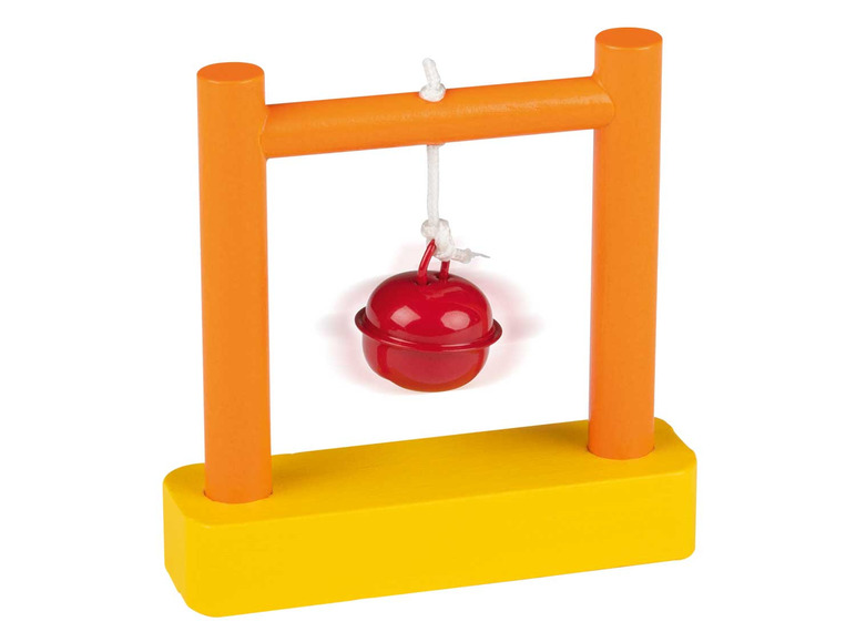 Ein Holzspielgestell mit einer roten Glocke.