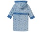 Ein blauer Bademantel mit Sternenmuster für Kinder.