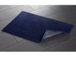 Eine dunkelblaue Badematte mit rutschfester Oberfläche.