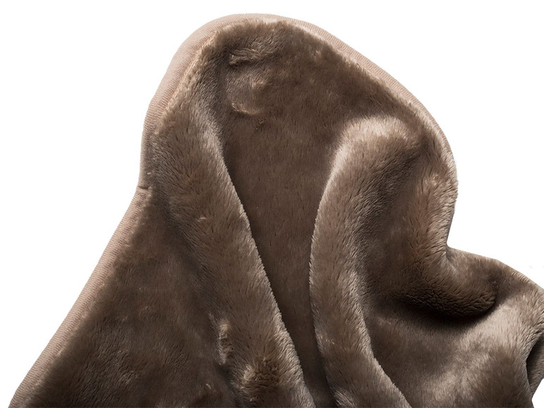 Eine weiche braune Decke aus Kunstpelz.