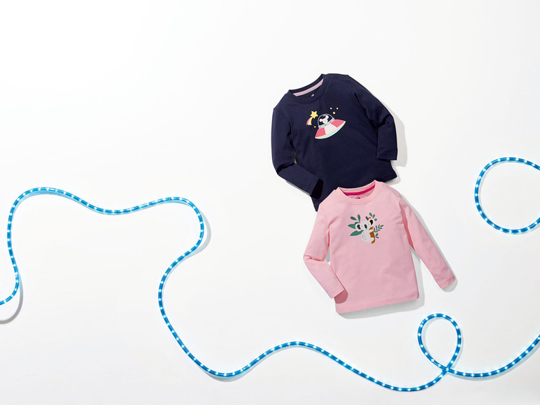 Zwei Kinder-T-Shirts mit einem Koala und einem Astronauten in einer Rakete.