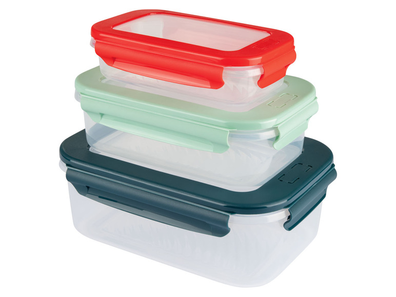 Drei stapelbare Plastikboxen mit Deckeln in verschiedenen Farben.