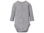 Ein grauer Baby-Body mit langen Ärmeln.