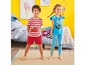 Zwei Kinder in Sesamstraße-Pyjamas: ein Junge in einem rot-gestreiften Shirt und ein Mädchen in einer blauen Leggings.