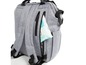 Grauer Rucksack mit einer Tasche für Windeln