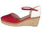 Rote Espadrilles mit Knöchelriemen.