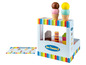 Ein hölzernes Spielzeug-Eiscafé mit Eis und einer Theke.