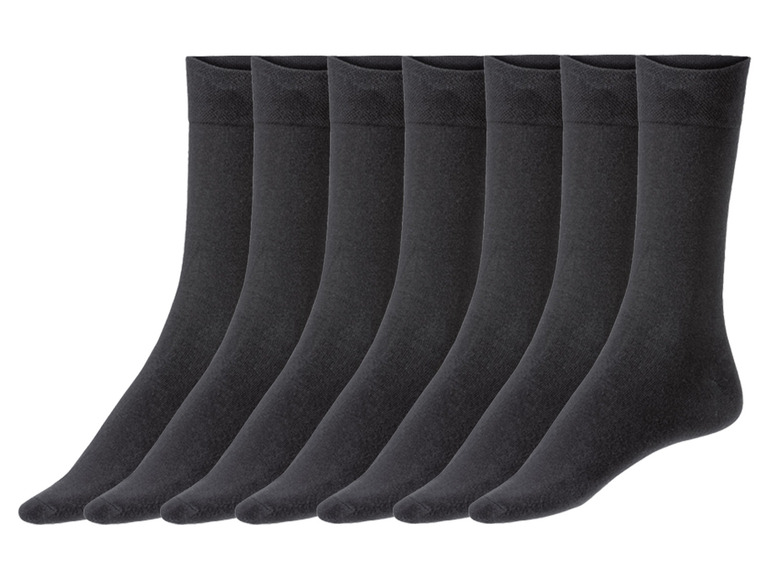 Sechs Paar schwarze Socken