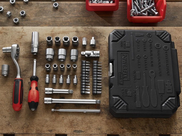 Ein Powerfix Profi Werkzeugset mit Ratsche, Stecknüssen, Schraubendrehern und Bits.
