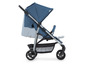 Ein blauer Hauck Kinderwagen mit Klappdesign.