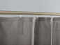 Graue Vorhänge an einer Metallstange.