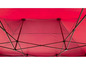 Ein rotes Partyzelt mit einem Metallrahmen.