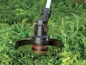 Eine Black & Decker Gras- und Unkrauttrimmer im Einsatz im Garten.