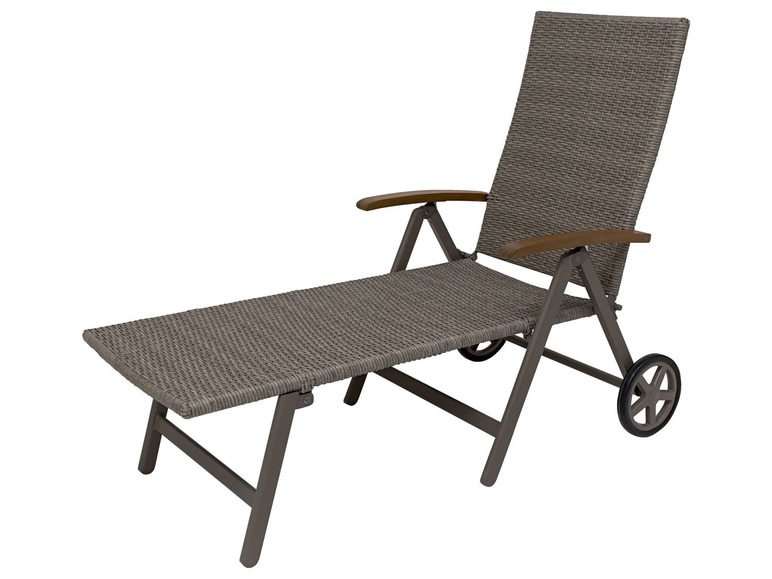 Ein graues Liegestuhl mit Holzarmlehne und Rädern.