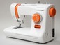 Eine weiße Nähmaschine von Toyota mit orangefarbenen Akzenten.