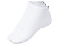 Drei Paar weiße, niedrige Socken.