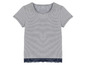 Ein gestreiftes weiß-blaues T-Shirt mit Spitze.