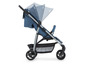 Ein blauer Hauck Kinderwagen mit verstellbarem Verdeck.
