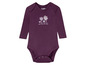 Ein lila Baby-Body mit langen Ärmeln mit einem Blumenmuster und dem Text 'You make me smile'.