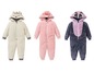 Drei weiche Baby-Strampler mit Tiermotiven: ein Lama, ein Flamingo und ein Panda.