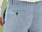 Hellblaue Leinenhose mit Gesäßtaschen.