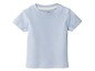 Ein hellblaues Baby-T-Shirt mit kurzen Ärmeln.