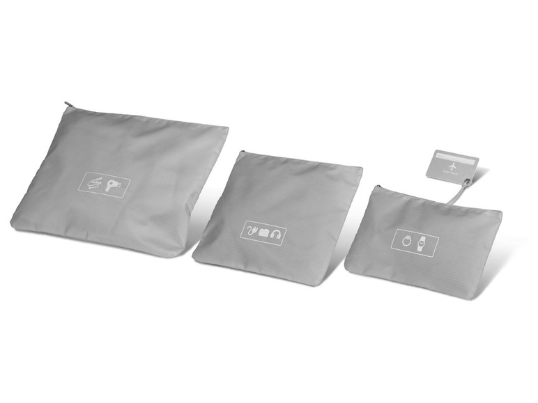 Drei graue Reisetaschen mit Reißverschlüssen und Etiketten zur Organisation von Kleidung und Accessoires.