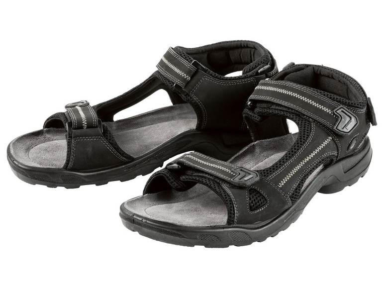Zwei Paar schwarze Sandalen mit Schnallen.