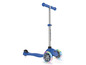 Blauer Globber Scooter mit leuchtenden Rädern