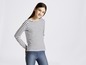 Ein Mädchen trägt ein gestreiftes T-Shirt und Jeans.