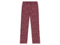 Bordeauxrote Hose mit weißen und schwarzen Punkten.