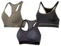 Drei Sport-BHs, darunter ein grüner, ein schwarzer und ein Leopardenmuster.