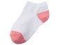 Weiße Socken mit rosafarbenen Akzenten.