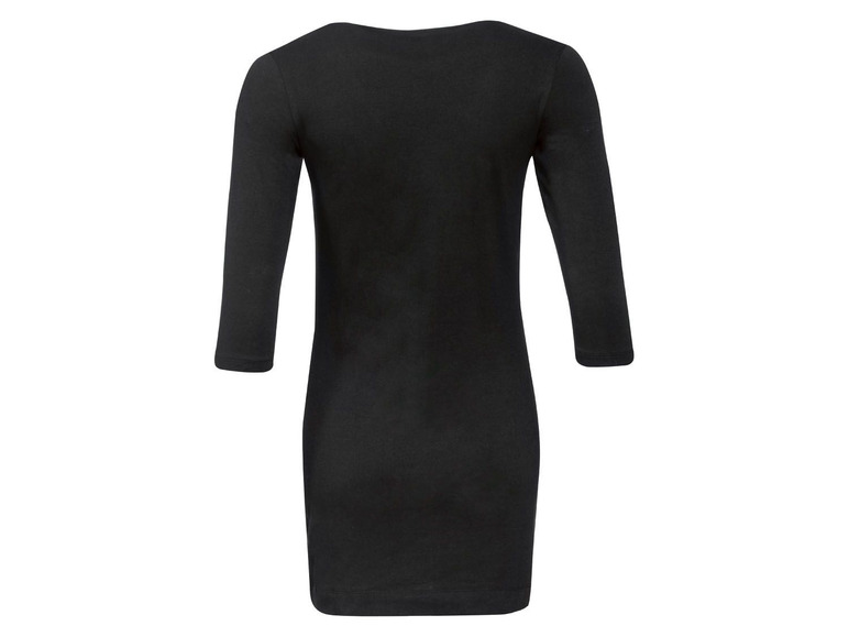 Ein schwarzes Kleid mit Dreiviertelärmeln.