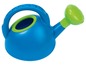 Eine blaue Gießkanne mit grünem Griff und Ausguss.