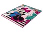 Ein rosa Teppich mit Minnie Mouse und tropischem Design.