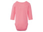 Ein rosa Baby-Body mit langen Ärmeln.